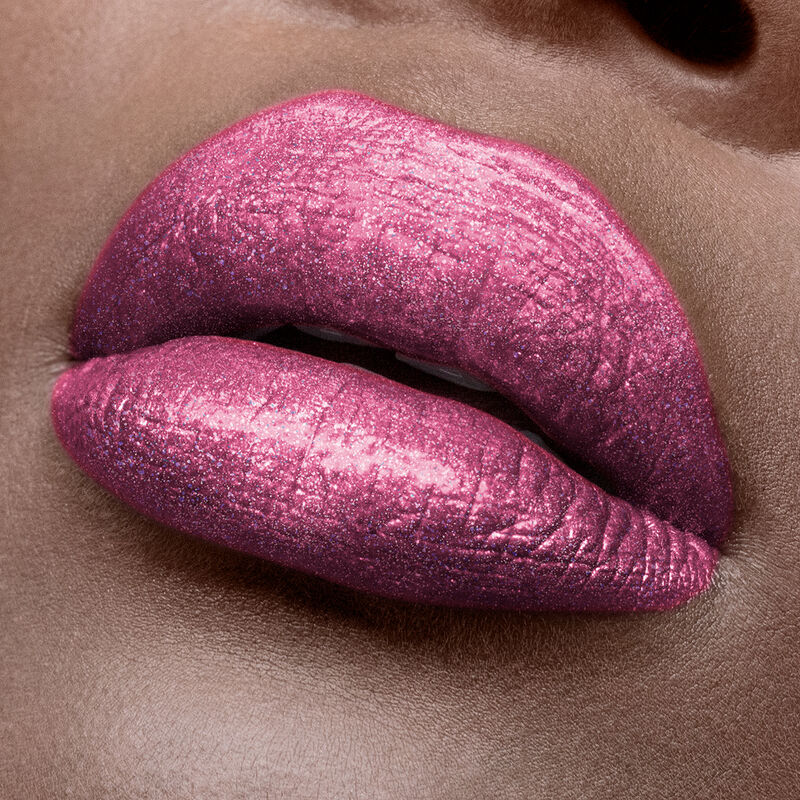 Kiss 2020 goodbye💋 ⁣ Product Breakdown: @makeupforever Rouge Artist  Sparkle in shades Shining Garnet and Dazzling Ruby⁣ @makeupforever Artist  Color, By The Makeup Show